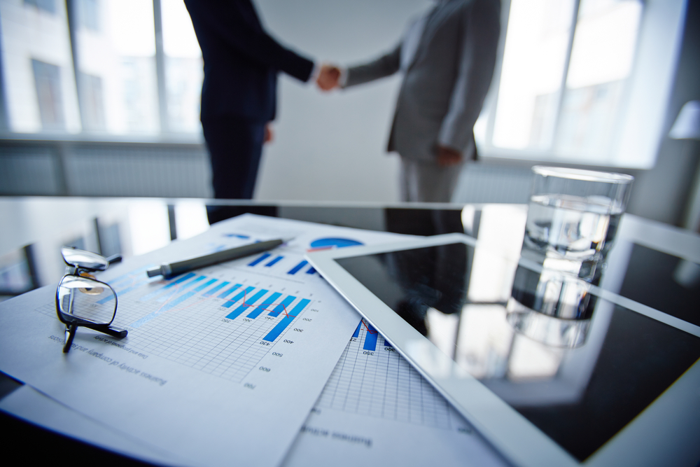 Equipo de trabajo colaborando en una empresa